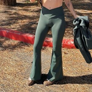 Fabletics NWT High-Rise Flared Active Pants in Forest Green